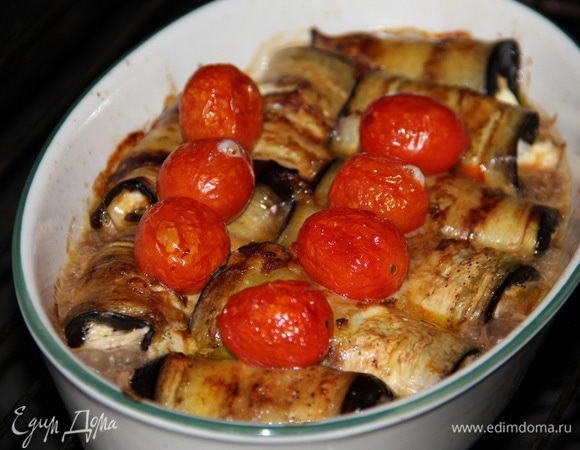 Выложить рулетики в жаропрочную посуду, смазанную оливковым маслом. Сверху выложить помидорки черри.  Запекать в разогретой духовке до 190 градусов  10-15 мин.