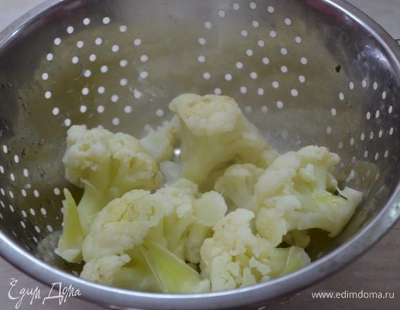 Цветную капусту отвариваем.