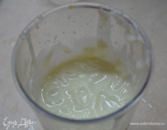 Капусту вместе с молоком взбиваем блендером в однородную массу.