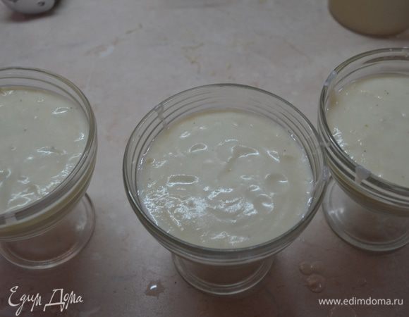 Желатин растворяем в небольшом количестве горячей воды, добавляем к пюре из цветной капусты, перемешиваем. Разливаем в порционные стаканчики или креманки и ставим в холодильник на несколько часов.