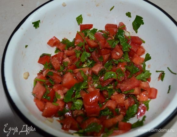 Помидоры рубим мелко кубиком (если помидоры черри, то на несколько частей разрезаем), добавляем зубок пропущенного через пресс чеснока, базилик или петрушку. Солим, перчим и добавляем оливковое масло. Перед подачей панна котты выкладываем в каждую креманку несколько ложек салата из помидоров.