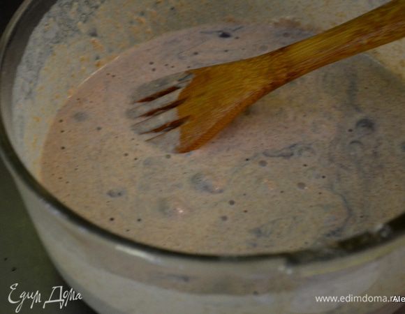 Взбить 2 яйца,  2 стак.сливки не жирные (half-and-half cream) в отдельной емкости. Смешать муку с яичной смесью.
Добавить 2 cтак. свеж.или замороженной голубики, черники - ягоды, перемешать. Выложить все в приготовленную форму.