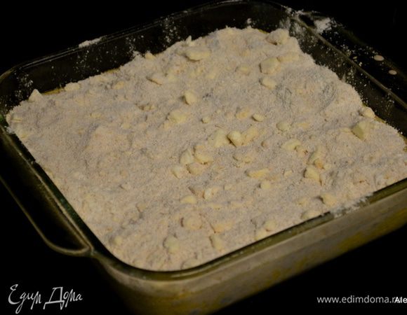 Выложим поверх теста, разровняем. Поставим в горячую духовку на 200 гр. 20-25 мин. Дать постоять остынуть. Разрежем на порции.