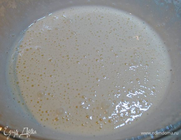 Взбить в плотную пену яйца, сахар и ваниль. 