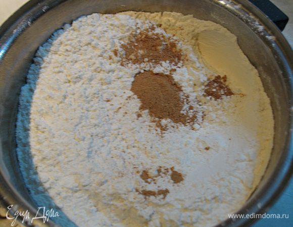 Соединить просеянную муку, корицу и разрыхлитель. 