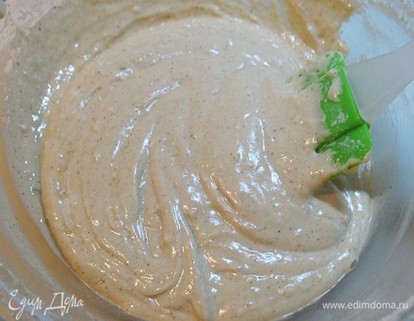 Мучную смесь соединить с яичной смесью. Аккуратно перемешать. 