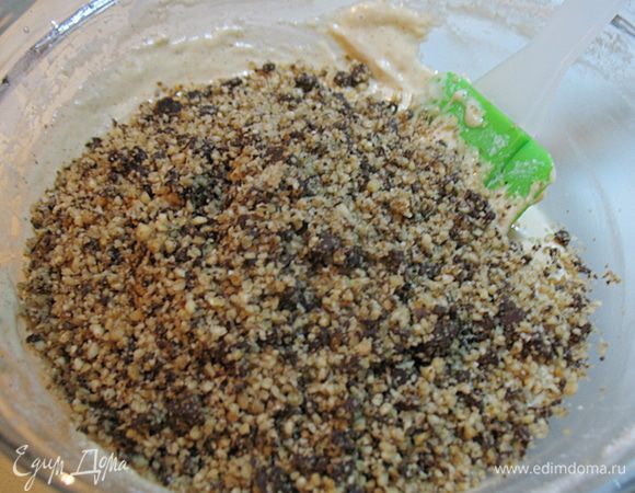 Измельчить орехи, шоколад и добавить в тесто, перемешать. 