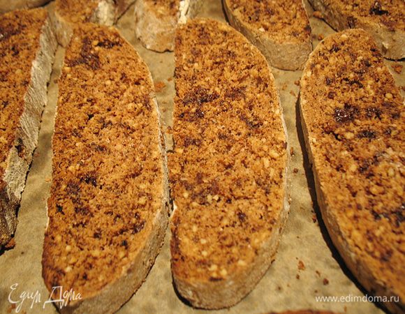 Вынуть из духовки дать остыть 5 минут. Полено нарезать на кусочки толщиной 1 см и выложить на противень. Вернуть в духовку на 10-15 минут, для равномерного пропекания  один раз перевернуть.  