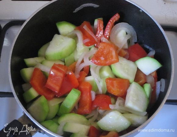 В сотейнике разогреть растительное масло. Выложить перец, кабачок и лук. Обжарить, помешивая, до образования золотистой корочки.