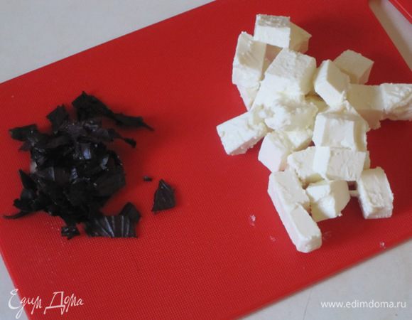 Базилик  промыть, мелко нарезать.  Фету нарезать кубиками.