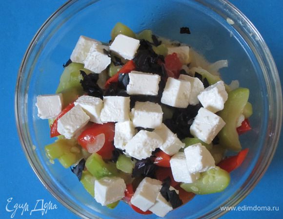 Овощи переложить в миску, добавить базилик и фету. Посолить, поперчить, аккуратно перемешать.