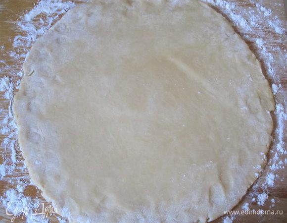 Тесто раскатать в круг. Но можно раскатать и в прямоугольник.