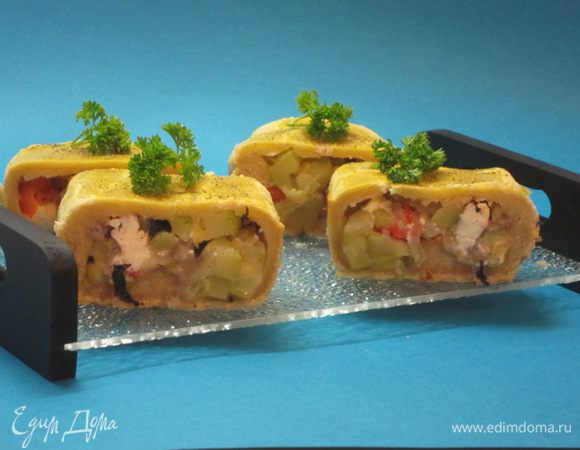 Дать остыть минут 10-15. Затем разрезать на 4 куска. Посыпать морской солью и черным молотым перцем.