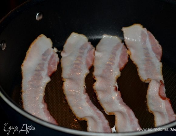 Бекон обжарить до хруста, выложить на тарелку с бумажным полотенцем и поломать.
