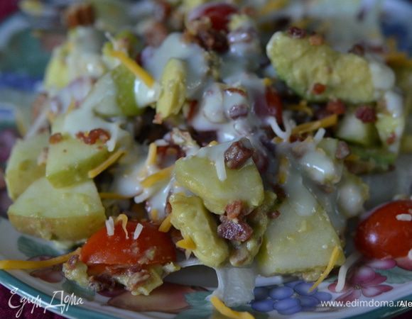 Листья салата Айсберг нарвать крупно, затем на них выложить фрукты с помидорами. Посыпать беконом, сыром, пеканом. Полить заправкой. Приятного аппетита!