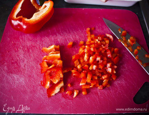 Порубите мелко болгарский перец.