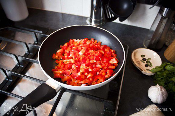 Обжарьте перец до готовности на сковороде.
