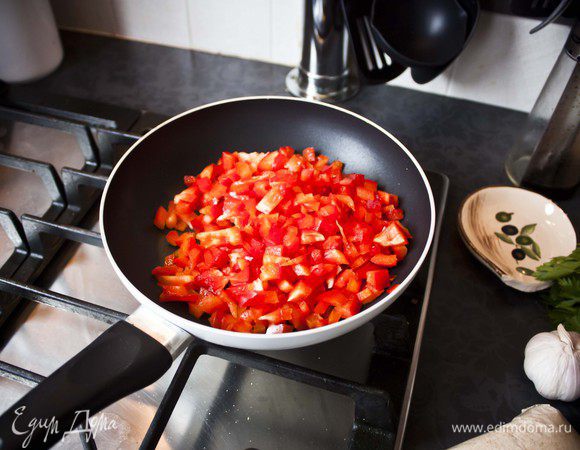 Обжарьте перец до готовности на сковороде.