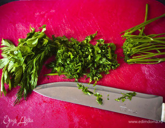 Порежьте мелко зелень и положите её в миску.