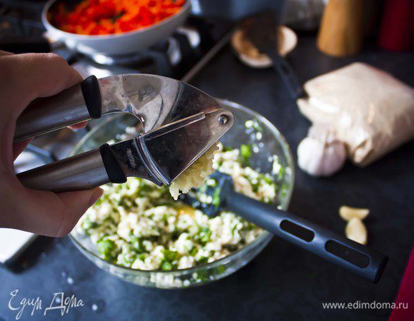 Выдавите 2 логова чеснока в миску