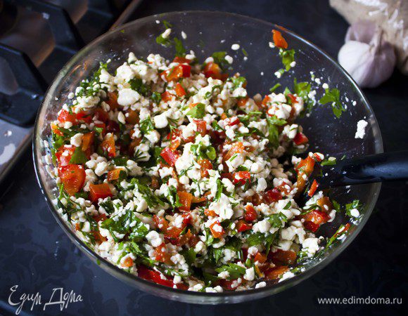 Перемешайте все ингредиенты в миске.