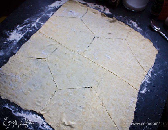 Раскатайте тонко тесто и нарежьте его квадратиками по 10 см. Аккуратно сформируйте мешочки из этих квадратов, положив начинку внутрь. Сверху каждый мешочек смажьте сырым желтком.