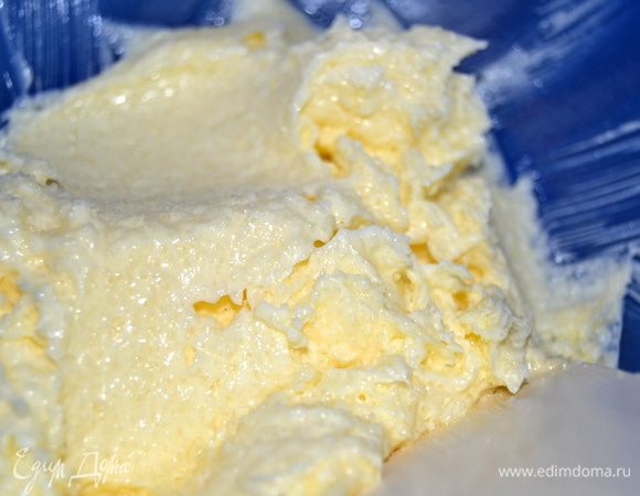 Сливочное масло взбить с сахаром, добавить соль и ароматизатор.