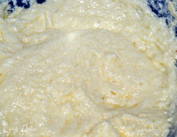 Когда сахар растворится, постепенно добавить яйца и перемешать.