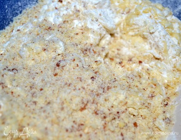 Муку смешать с разрыхлителем, миндалем и добавить к масляной массе. Муку добавляйте постепенно. Хорошо вымесить, тесто должно быть мягким и нежным,не липнущим к рукам. При необходимости добавьте еще немного муки.