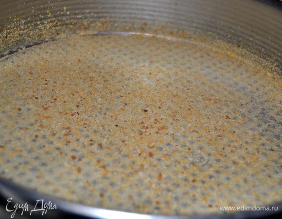 Разъемную форму смазать маслом и присыпать панировочными сухарями. В идеале форма должна быть в диаметре 20 см.У меня аж 28 см.