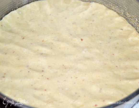 Тесто разделить на две части. Одну часть распределить по дну форме. Я просто растянула руками и так сказать размазала. Тесто получается как мягкий пластилин. Можно пока тесто убрать в холодильник и заняться марципаном.