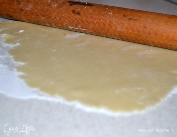 Стол припорошить сахарной пудрой и раскатать марципан по размеру формы. Ничего страшного если марципановая масса не будет идеально ровная.