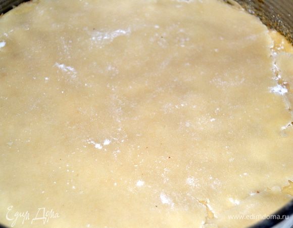 Выкладываем марципановый слой на тесто. Если края не ровные, то можно отрывать лишние кусочки и делать заплатки. Сверху выложить вторую часть теста. Распределить по всей форме.