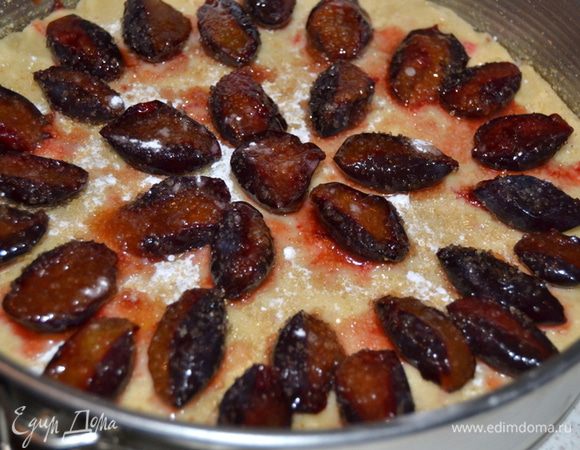 Сверху раскладываем сливу. У меня она была замороженная. Предварительно я ее разморозила и она стала похожа на непонятно что)). Из свежей выходит гораздо краше))