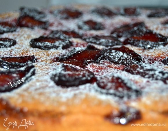 Выпекать в разогретой до 180 гр духовке в течении 50-60 минут. Вынуть из духовки, снять края формы и полностью остудить. Перед подачей посыпать сахарной пудрой.