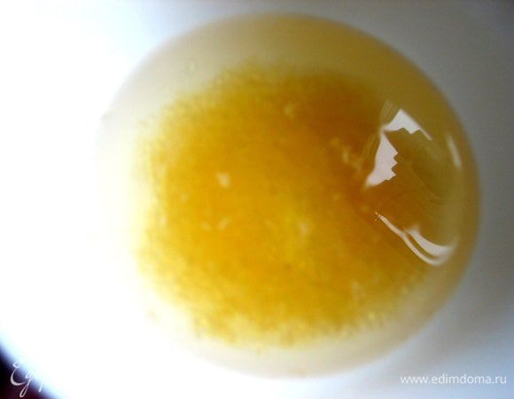 Сначала замачиваем желатин в тёплой воде для набухания.