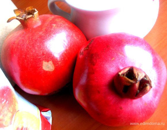 Сейчас у нас все магазины завалены этим прекрасным фруктом...,а цена просто радует и я,пользуясь случаем,съедаю каждый день по гранату! Это же так полезно)))