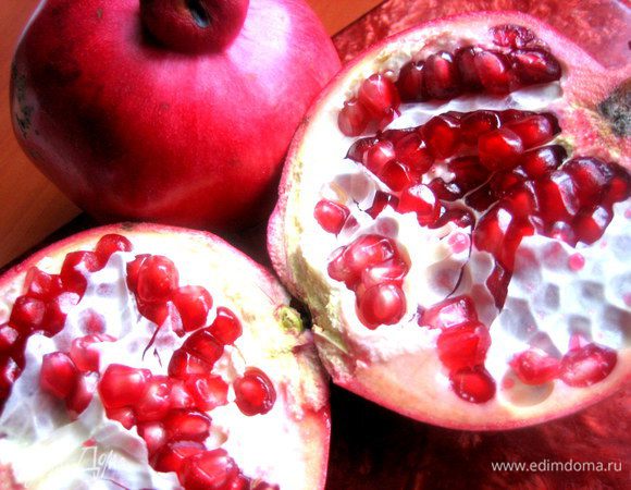 Надрезаем по всей кожице гранат и разламываем...Разве не красота?!!!