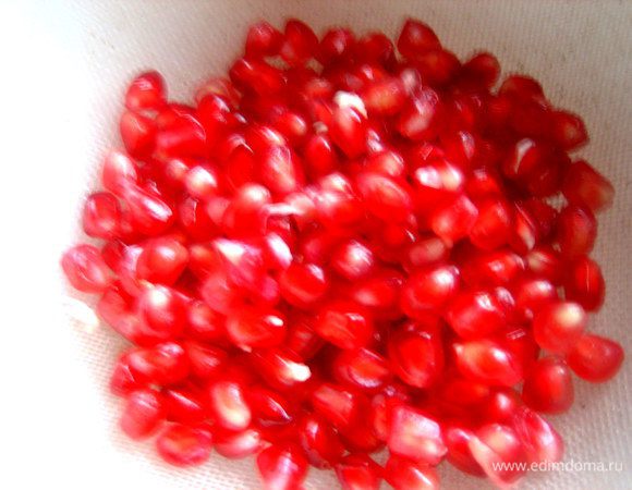 Крошим зёрна на сито,под которым стоит блюдо.