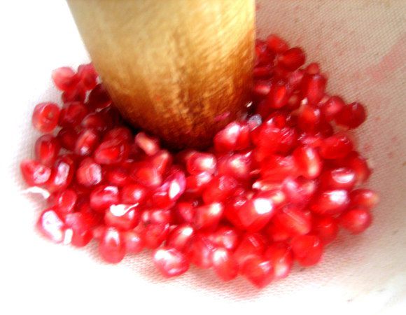 Начинаем отжимать-давить сок с помощью толкушки...Я делала в два приёма.