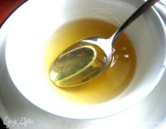 Теперь ставим набухший желатин в железную миску/кастрюльку с водой и медленно нагреваем, смотрим, не осталось ли частичек желатина.