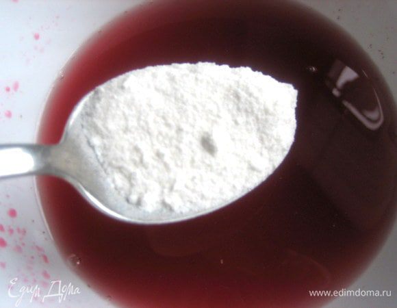 Добавляем пару ложек сахарной пудры (просто перемалываем сахар в кофемолке!).