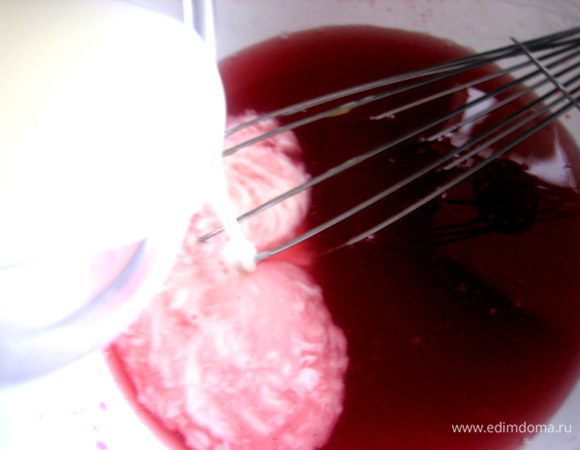 Вливаем йогурт и продолжаем мешать!