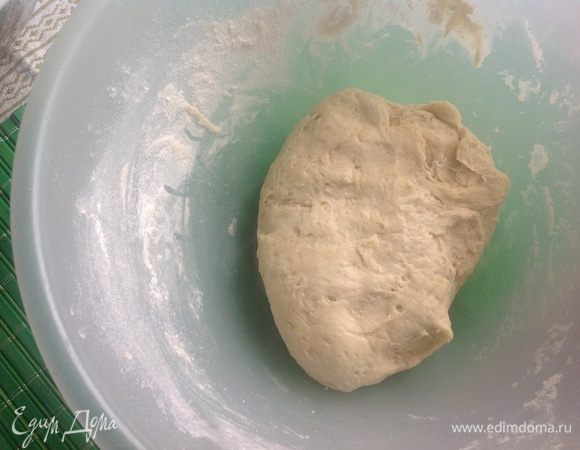 Замесить не густое тесто и оставить на 1 час для подхода...