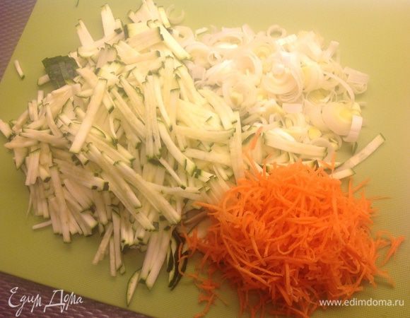 Пока ждем тесто, делаем начинку... Шинкуем соломкой овощи....
