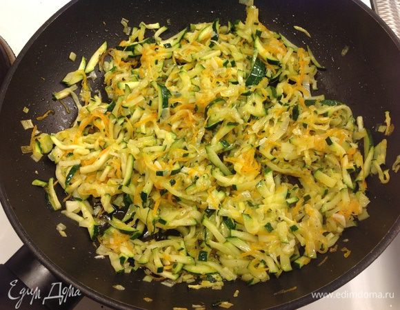Обжариваем сначала лук и чеснок, затем добавляем морковь и цукини....солим, перчим.... 