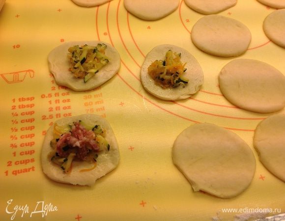 Раскатываем подошедшее тесто толщиной 3-4 мм, делаем кружочки 7-10 см и выкладываем начинку....овощи и сверху немного солями....