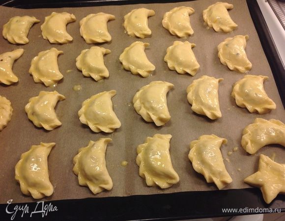 Формируем кальцоне....края скрепляем хорошо,чтоб не раскрылись....раскладываем на противень, смазываем яйцом, и выпекаем 15 минут в духовке при 200 градусах.