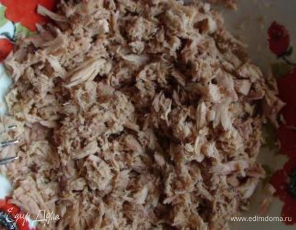 Слить масло с тунца. Измельчить тунца вилкой.