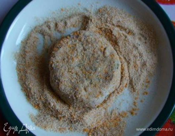 Из полученной массы сформировать котлетки, обвалять в сухариках.